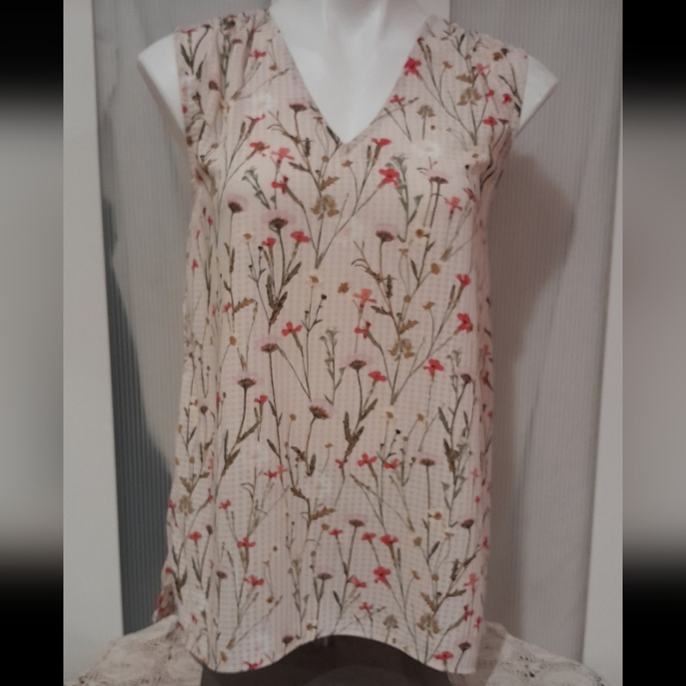 14th & Union - Lt yellow & gray checked floral sleeveless v-neck blouse. Small